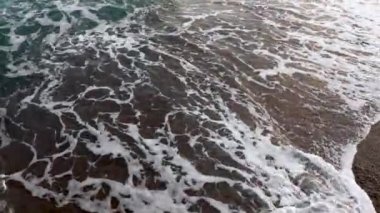 Deniz taşlı plaj güneşli hava yaz dalgaları küçük fırtına rüzgarı manzarası