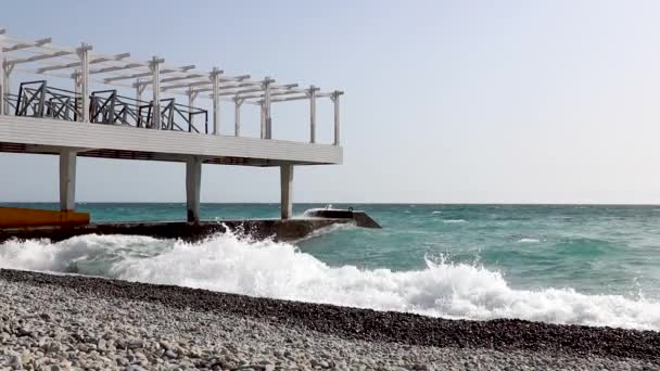 Mar praia rochosa quebra-mar tempo ensolarado ondas de verão pequena tempestade vento — Vídeo de Stock