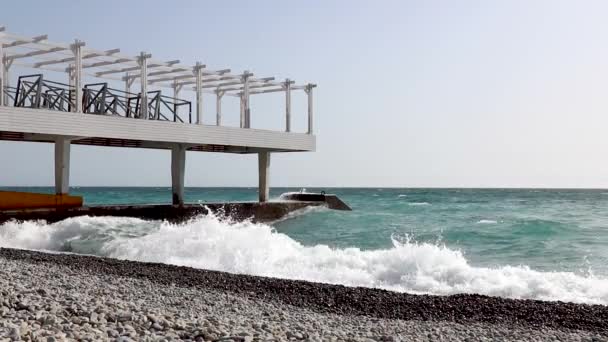 Mar playa rocosa rompeolas tiempo soleado olas de verano viento de tormenta pequeña — Vídeo de stock