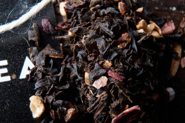 Masanın üzerinde çay ve çay yaprakları var.