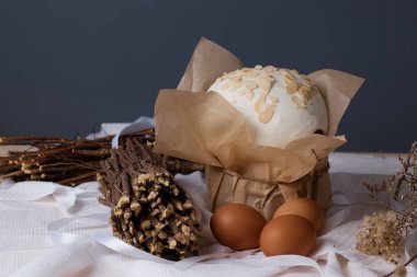 Geleneksel Hıristiyan bayramı, Paskalya pastaları ve yumurtalar masada kuru bitkiler, söğüt ağacı