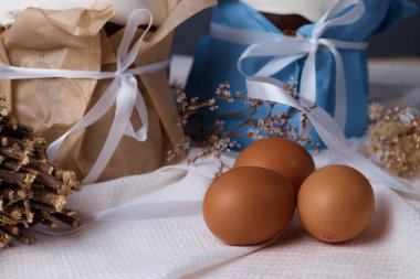 Geleneksel Hıristiyan bayramı, Paskalya pastaları ve yumurtalar masada kuru bitkiler, söğüt ağacı