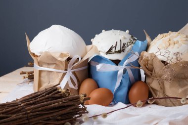 Geleneksel Hıristiyan bayramı, Paskalya pastaları ve yumurtalar masada kuru bitkiler, söğüt ağacı