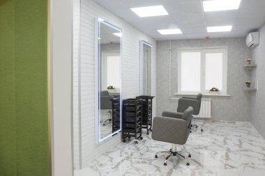 Seçkin bir güzellik salonunda berber koltuğu ve aynalar, kozmetologların ofis içi.