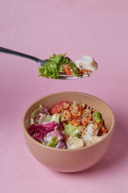 Kalın bir tabakta salata, domates, salatalık, yeşillik ve lahana, kahvaltıda ve öğle yemeğinde diyet yemeği.