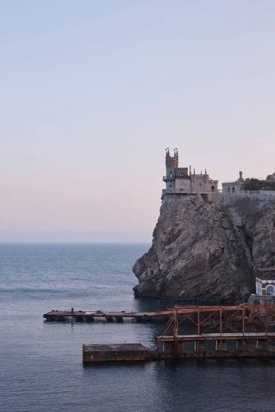 Castelo medieval à beira de um penhasco, vegetação tropical e do mar, paisagem, cais do mar — Fotografia de Stock