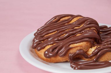 Çikolata ezmeli taze krep, çörek kreması, çikolatalı gözleme.