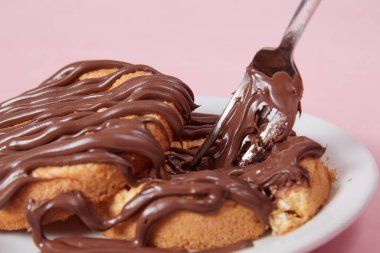 Çikolata ezmeli taze krep, çörek kreması, çikolatalı gözleme.