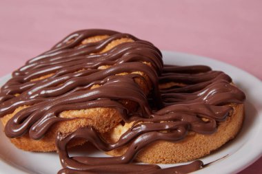 Çikolata ezmeli taze krep, çörek kreması, çikolatalı gözleme.