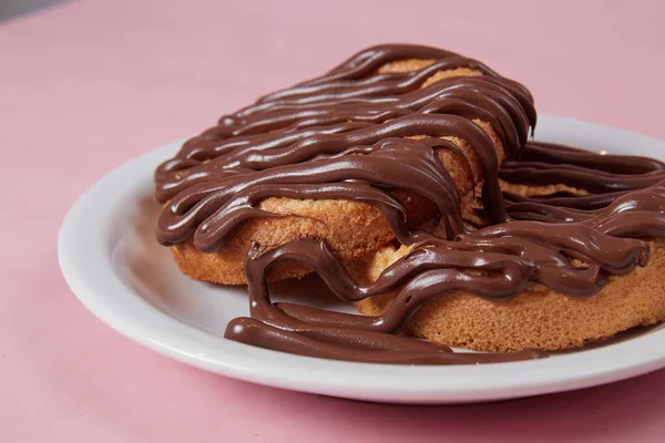 焼きたてのパンケーキにチョコレートペースト、パンにクリーム、チョコレートパンケーキ ストック画像