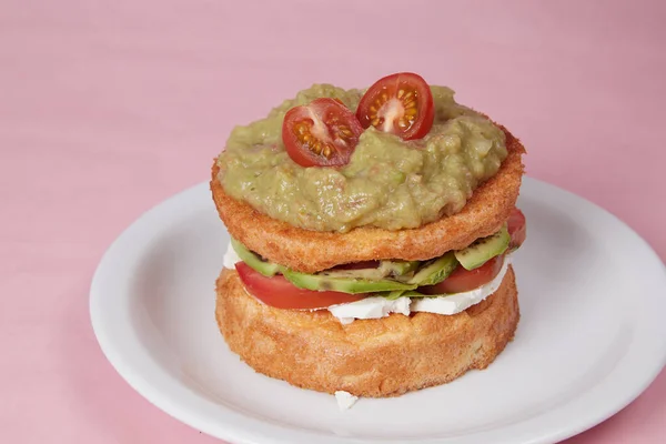 Etli gözleme ve guacamole, marul yaprağı ve sebze, öğle yemeği için sıcak yemek, ekşi kremalı hamur işleri