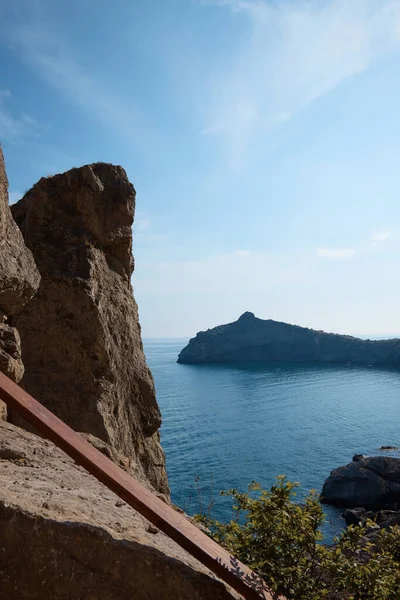 Denizde kayalık kıyı, vahşi sahil ve dağlar, kayalar suya, deniz manzarasına, vahşi doğaya gider.