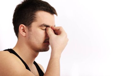 Baş ağrısı olan bir adam.