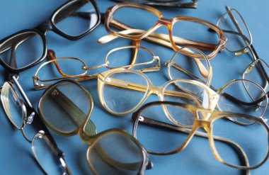 Bir sürü terk edilmiş gözlük.