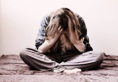 Yatakta üzgün genç bir kadın