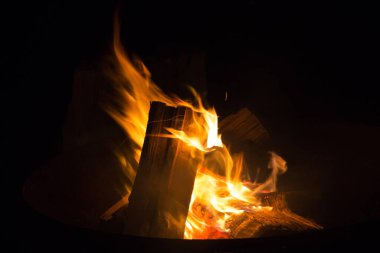 Gece karanlığında yanan şenlik ateşi