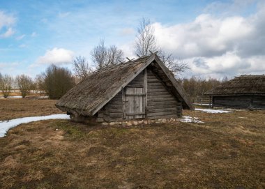 Slav köyünde sazdan çatılı eski bir mahzen.