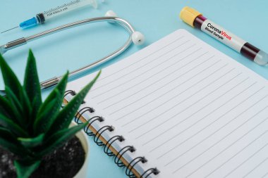 Mavi arka planda bir kopya alanı olan tıbbi ve sağlık konsepti.