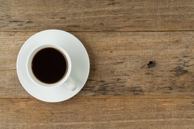 Eski ahşap arka planda bir fincan kahve..