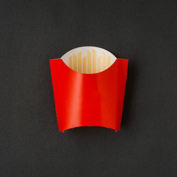 Egy Piros Sült Krumpli Papírzacskó Fekete Háttér — Stock Fotó