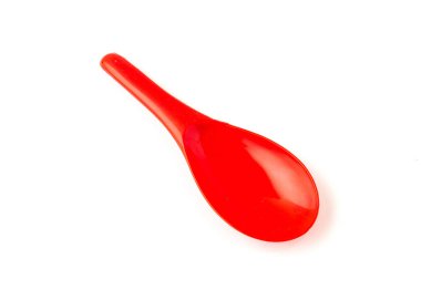 Beyaz arkaplanda izole edilmiş plastik spatulanın kırmızı rengi.