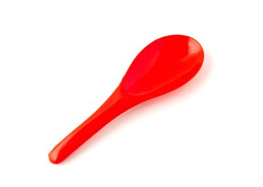 Beyaz arkaplanda izole edilmiş plastik spatulanın kırmızı rengi.