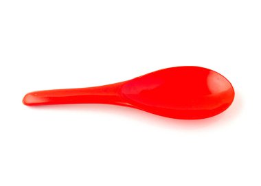 Beyaz arkaplanda izole edilmiş plastik spatulanın kırmızı rengi.