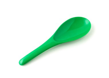Beyaz arkaplanda izole edilmiş plastik spatulanın yeşil rengi.