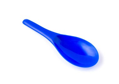 Beyaz arkaplanda izole edilmiş plastik spatulanın mavi rengi.