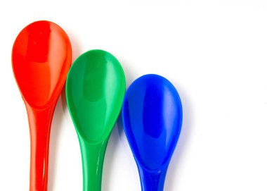 Reed, yeşil ve mavi plastik spatula rengi beyaz arkaplanda izole edilmiş..