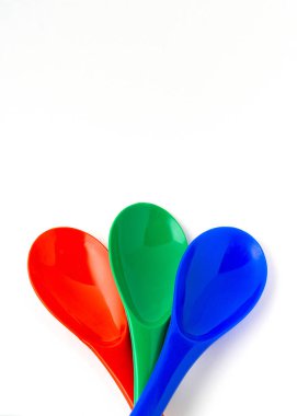 Reed, yeşil ve mavi plastik spatula rengi beyaz arkaplanda izole edilmiş..