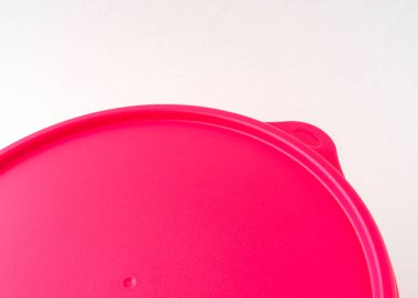 Beyaz arkaplanda izole edilmiş plastik kabın kırmızısı.