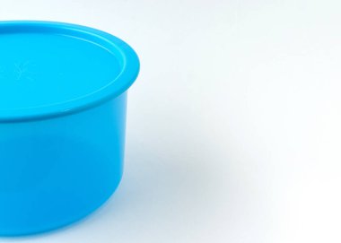 Açık mavi plastik kap beyaz arkaplanda izole.