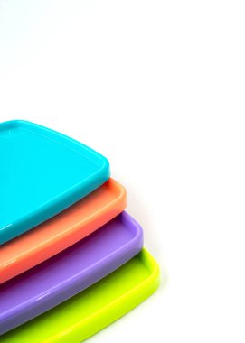 Beyaz arkaplanda izole edilmiş renkli plastik kap kapağı.