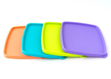 Beyaz arkaplanda izole edilmiş renkli plastik kap kapağı.