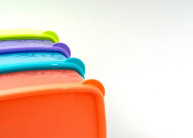 Beyaz arkaplanda izole edilmiş renkli plastik kap.