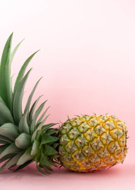 Açık pembe arka planda bir ananas.