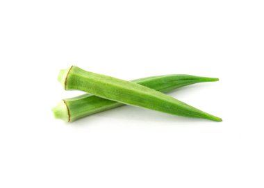 Beyaz arkaplanda izole edilmiş taze bamya.