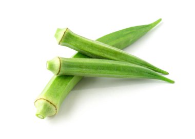 Beyaz arkaplanda izole edilmiş taze bamya.