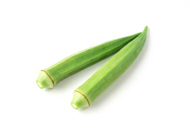 Beyaz arkaplanda izole edilmiş taze bamya.