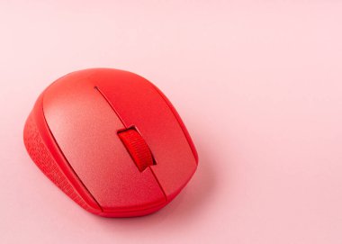 Açık pembe arka planda bir bilgisayar faresi.