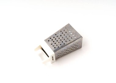 Beyaz arkaplanda peynir rendesi izole edildi.