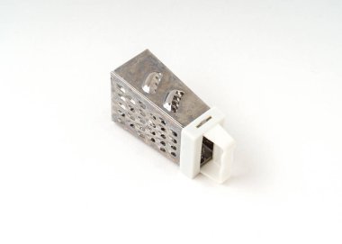 Beyaz arkaplanda peynir rendesi izole edildi.