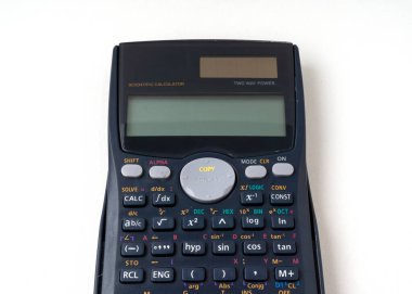 Bilimsel hesap makinesi beyaz arkaplanda izole edildi.