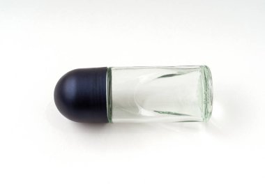 Beyaz arkaplanda izole edilmiş boş deodorant şişesi.