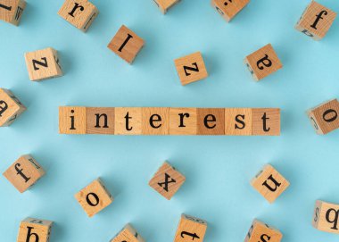 Tahta blokta ilginç bir kelime var. Mavi arkaplanda düz görünüm.