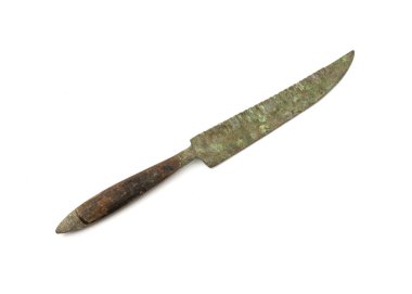 Cooper 'dan yapılan eski bıçak beyaz arka planda izole edilmiş..