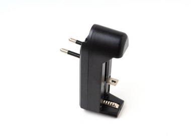 Şarj edilebilir kuru hücre şarjı beyaz arkaplanda izole edildi.