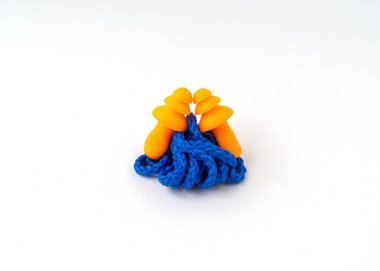 Kulak tıkacı beyaz arkaplanda izole edildi.