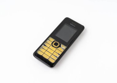 Eski ve modası geçmiş cep telefonu beyaz arkaplanda izole edildi.